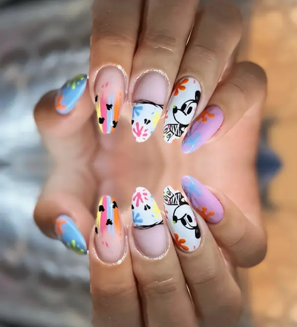 Šareni nail art s crtanim motivima